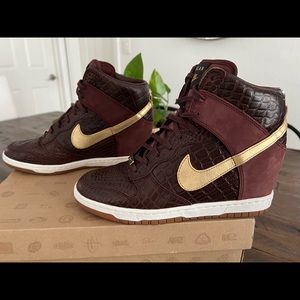 NIKE WMNS DUNK SKY HI CITY. Size 8.5. Like NEW. Absolutely Gorgeous!